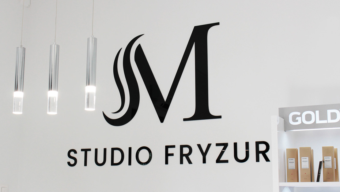 Logo naścienne z pleksi Studio Fryzur M