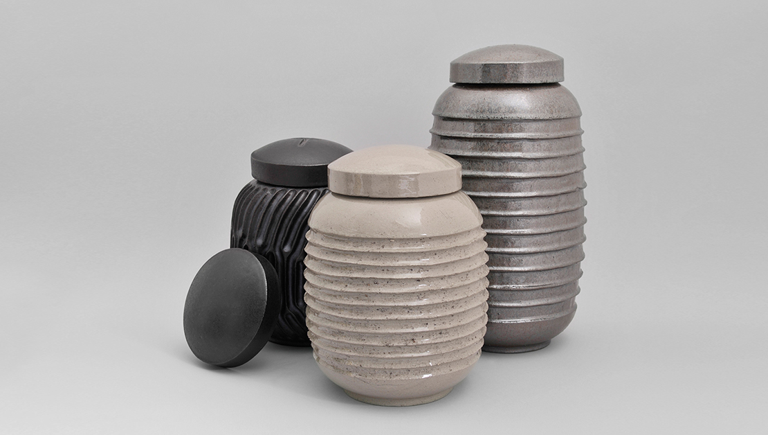 Sesja fotograficzna recznie robionych urn ceramicznych Urnico
