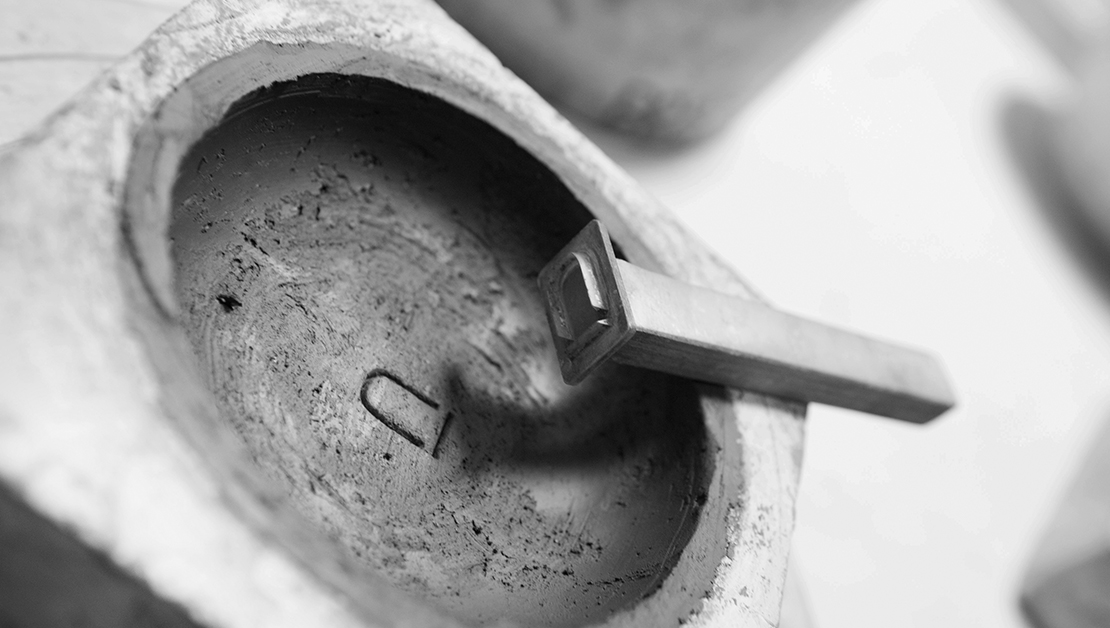 Sesja fotograficzna z produkcji recznie robionych urn ceramicznych Urnico