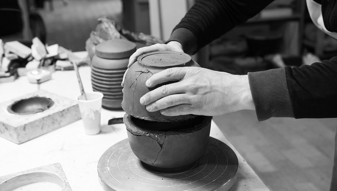 Sesja fotograficzna z produkcji recznie robionych urn ceramicznych Urnico